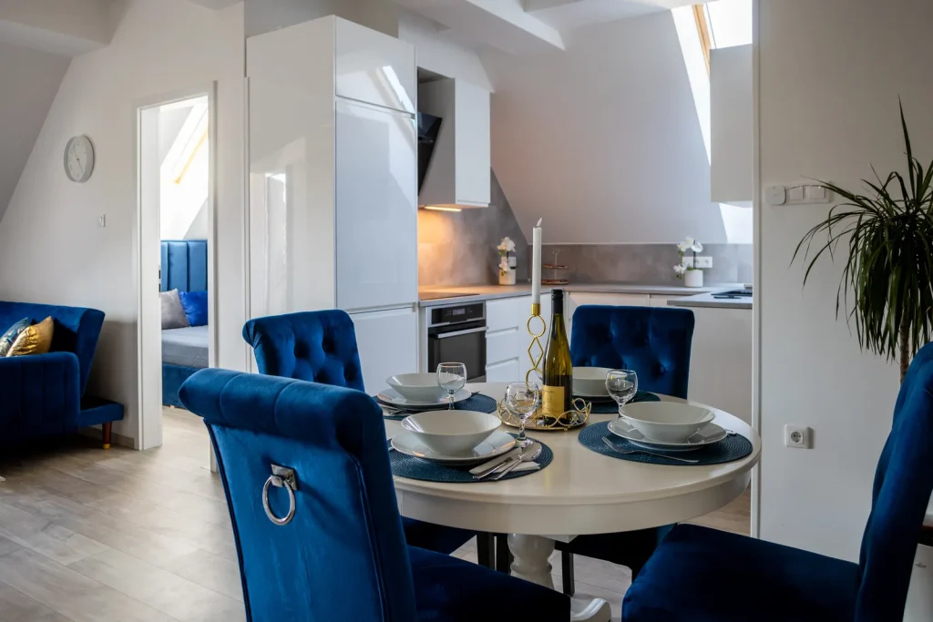 Megterített asztal két főre borral a Love House Allure apartmanban, Balatonbogláron